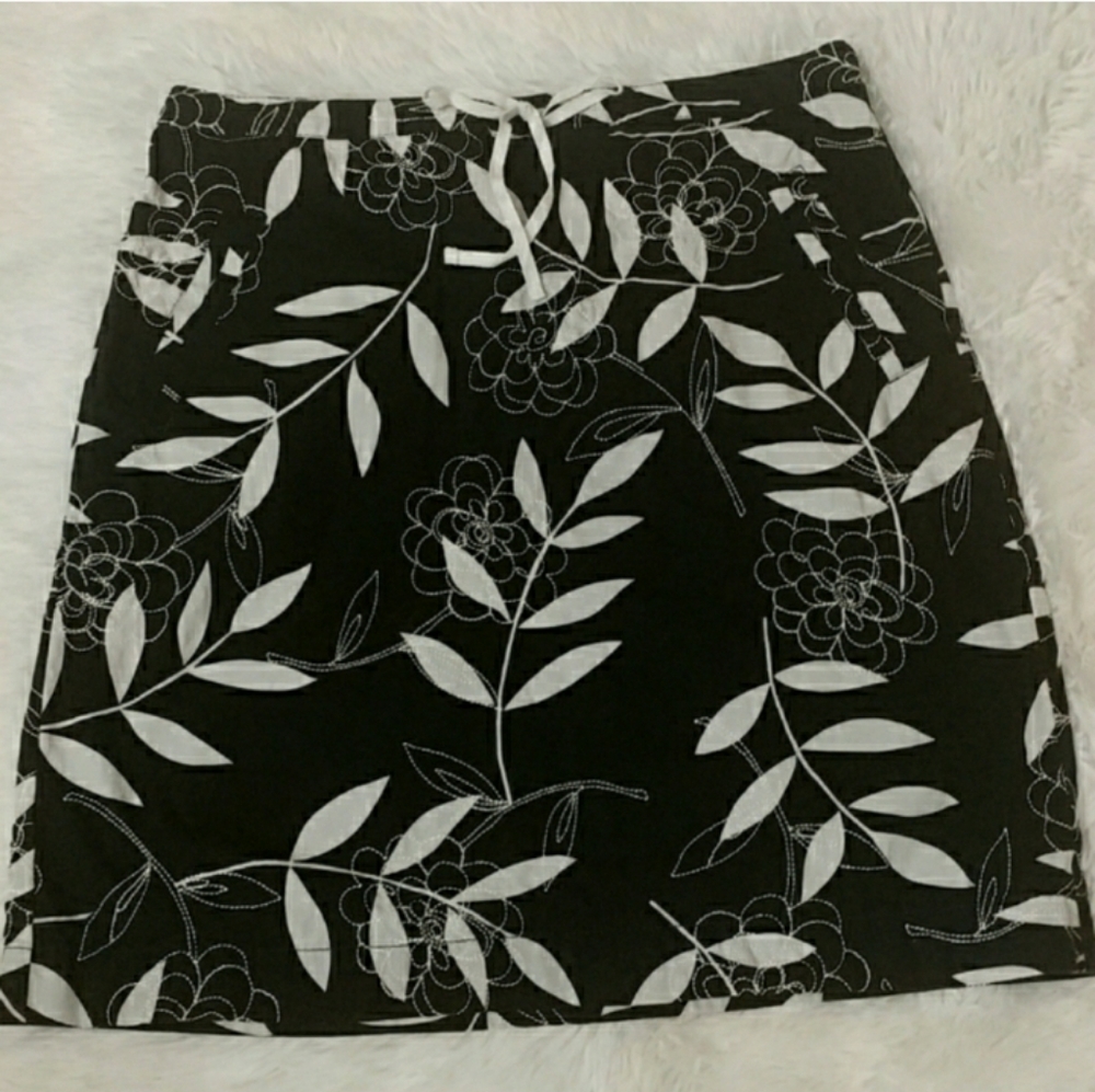 ANN TAYLOR LOFT Black & White Embroidered Short Floral Skirt 2